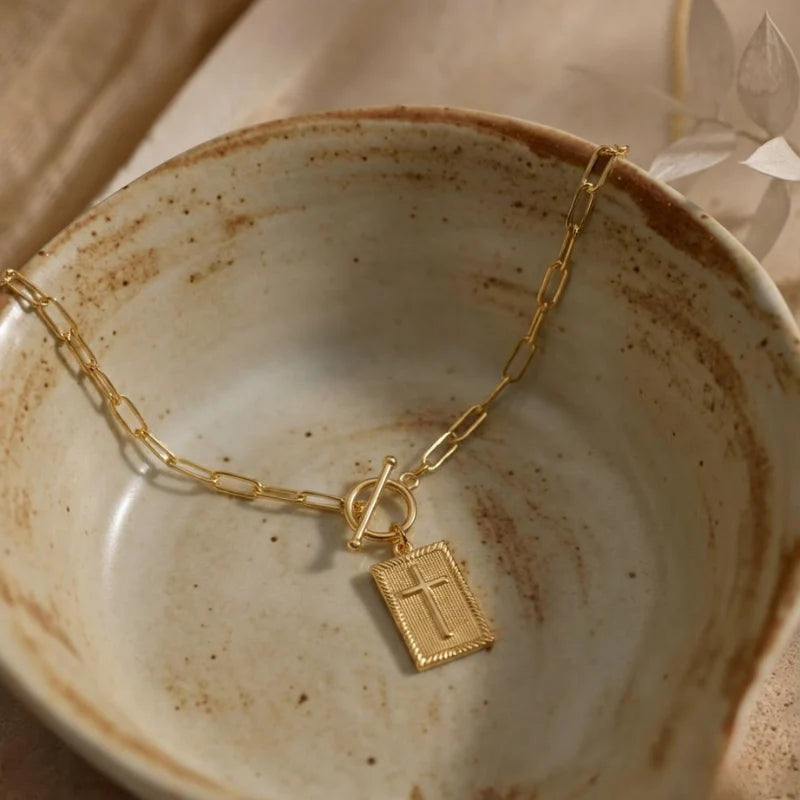 Collar con cruz en forma de clip
