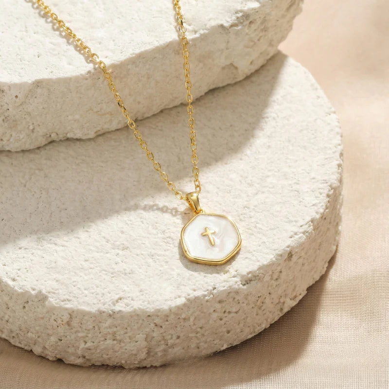 Collar Cruz Mini Perla · Fe que se lleva todos los días