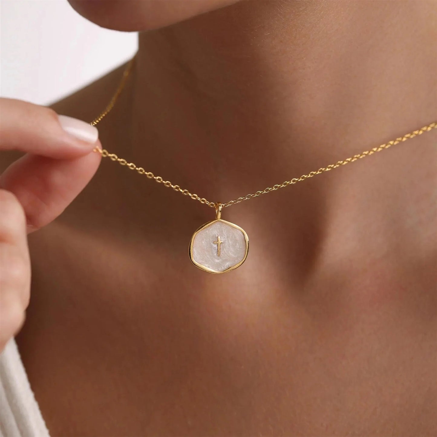 Collar Cruz Mini Perla · Fe que se lleva todos los días
