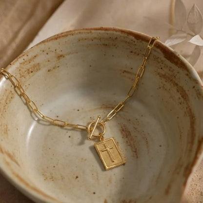 Collar con cruz en forma de clip