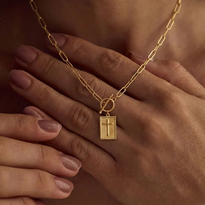 Collar con cruz en forma de clip