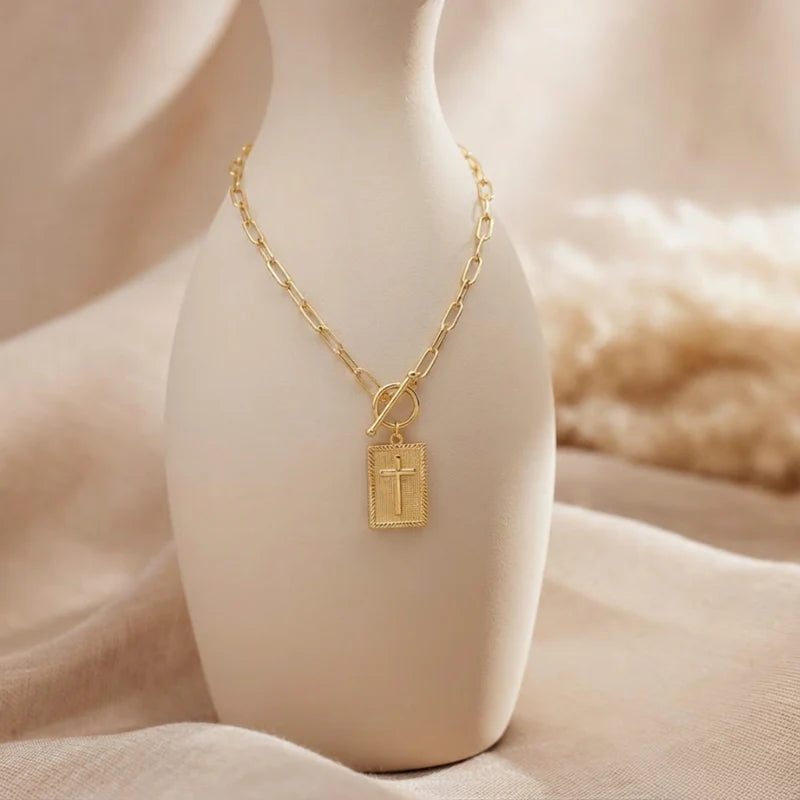 Collar con cruz en forma de clip