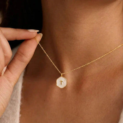 Detalle perlas de cristal collar cruz - Cora Dei