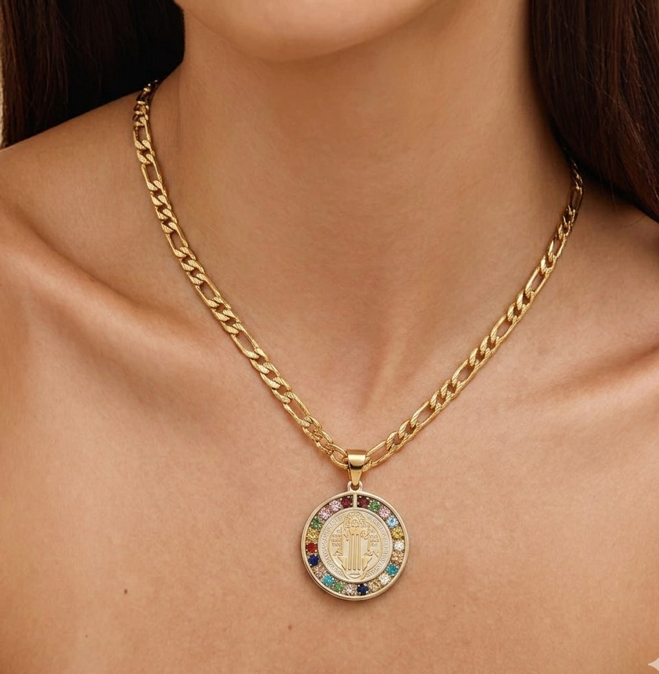 Collar con medalla de San Benito