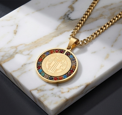 Collar con medalla de San Benito