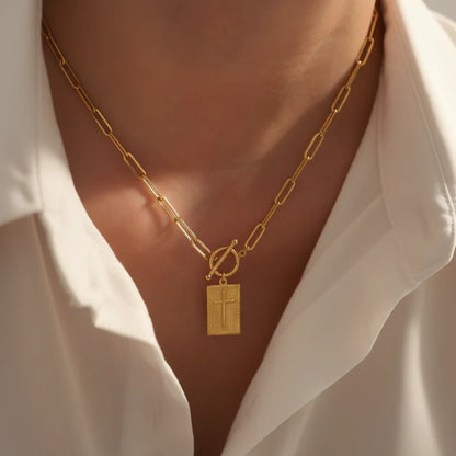 Collar con cruz en forma de clip