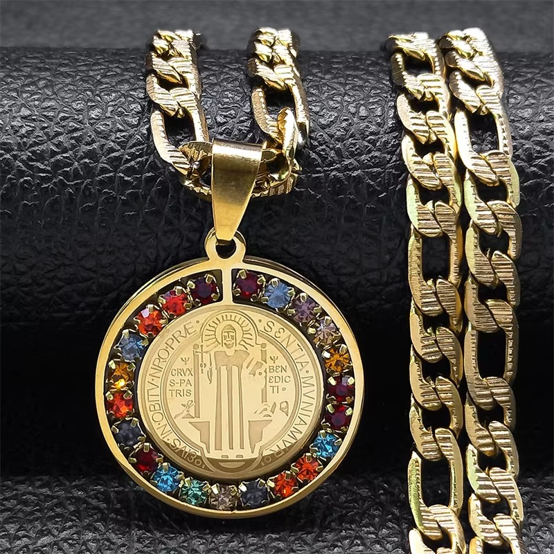 Collar con medalla de San Benito